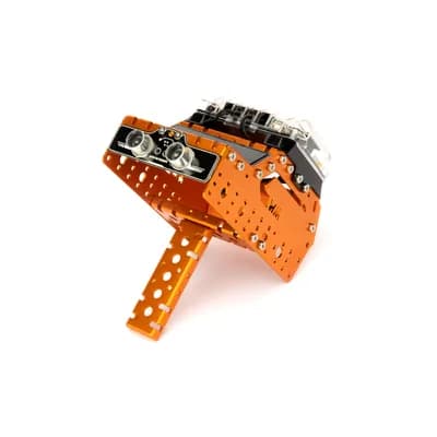 robot kim loại màu cam lắp kiểu cánh tay, nhìn nghiêng