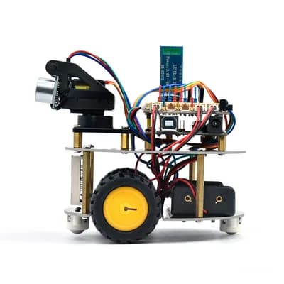 xe robot nhìn từ bên cạnh, thấy bánh xe vàng, mô-đun siêu âm và mạch điều khiển