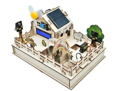 Mô hình nông trại thông minh bằng gỗ có tấm pin mặt trời và cảm biến, dùng học lập trình IoT
