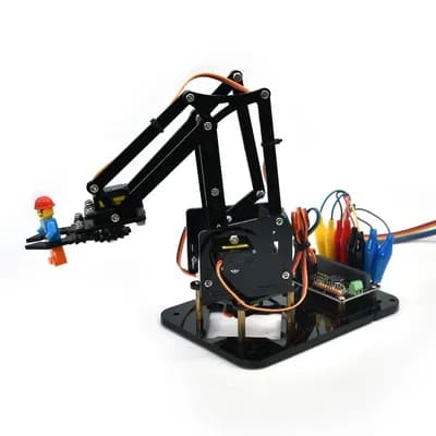 cánh tay robot màu đen nhìn nghiêng, đầu gắp giữ một nhân vật khối lắp ghép nhỏ