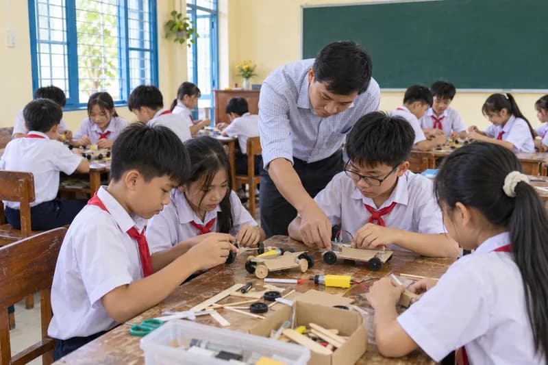 Học sinh tiểu học làm mô hình STEM ngay trong lớp học thường, giáo viên hướng dẫn từng nhóm