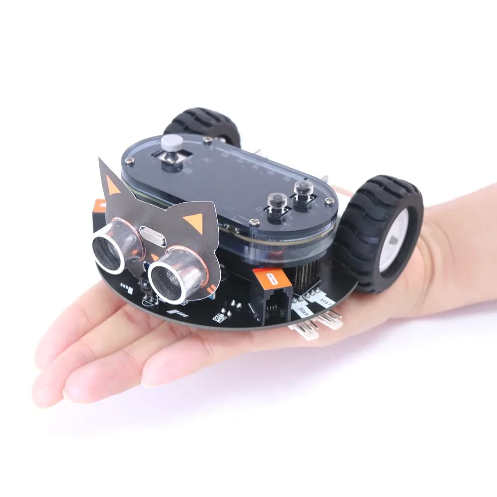 robot nhỏ đặt trên lòng bàn tay, cho thấy kích thước gọn