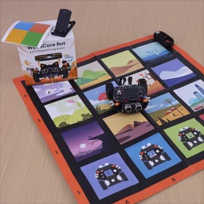robot trên thảm bản đồ cạnh hộp đựng sản phẩm
