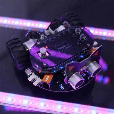 robot trong ánh sáng tím, đèn LED phía dưới