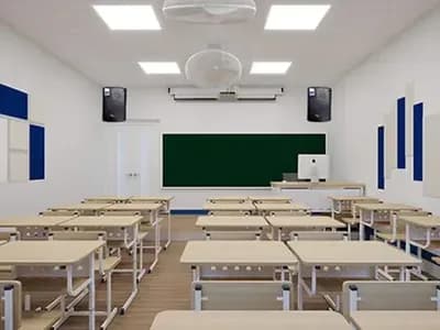 Phòng học trống có bàn ghế gỗ, bảng xanh, loa treo tường và tấm tiêu âm hai bên