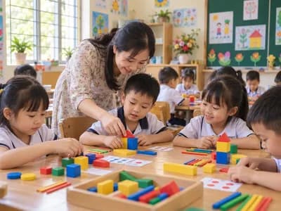 Học sinh tiểu học học Toán với bộ khối hình và que tính trên bàn học