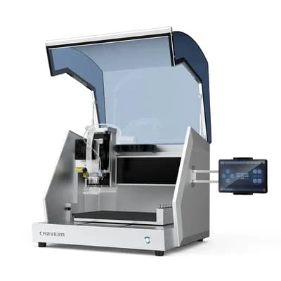 Máy CNC Makera Carvera mở nắp, thấy trục chính và bàn máy, kèm màn hình điều khiển