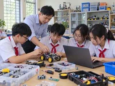 Học sinh THCS lắp ráp và lập trình xe robot trên bàn học trong phòng STEM, giáo viên hướng dẫn