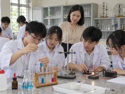 Học sinh THPT làm thí nghiệm Vật lí và Hóa học với dụng cụ trên bàn trong phòng thực hành