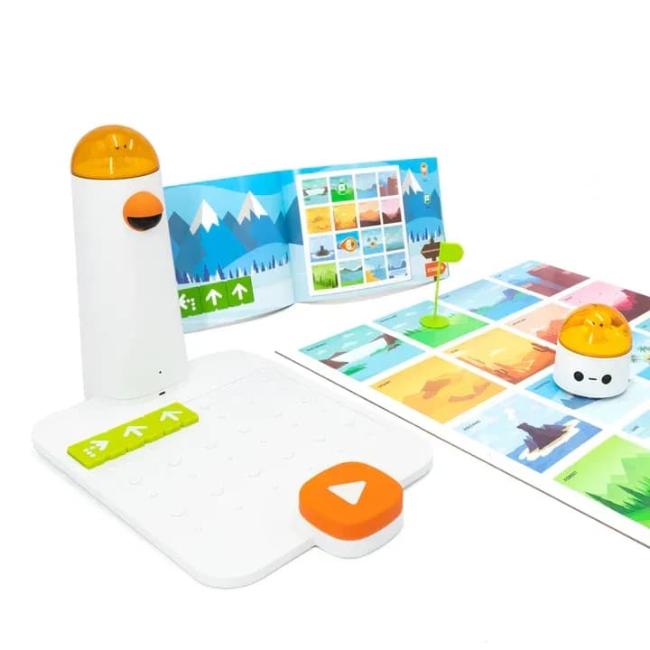 Bộ Matatalab Coding Set gồm tháp điều khiển, bảng đặt khối lệnh, robot nhỏ và bản đồ thử thách