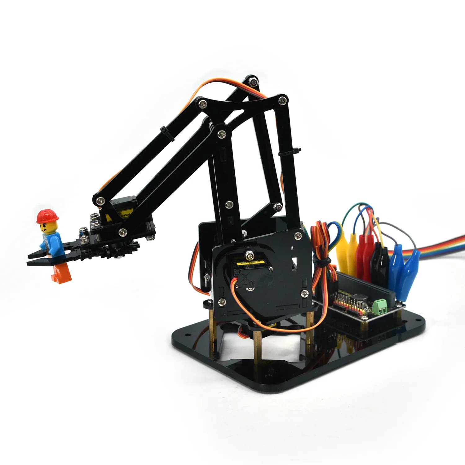 cánh tay robot màu đen nhìn nghiêng, đầu gắp giữ một nhân vật khối lắp ghép nhỏ