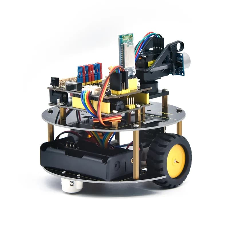 xe robot hai bánh đế tròn đã lắp, mô-đun Bluetooth và mạch điều khiển phía trên, nhìn ba phần tư
