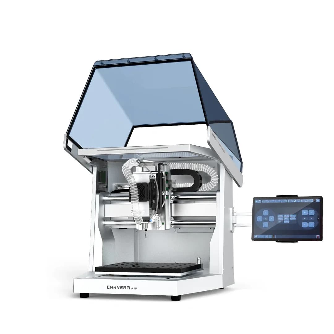 Máy CNC Makera Carvera Air mở nắp, thấy trục chính và bàn máy, kèm màn hình điều khiển